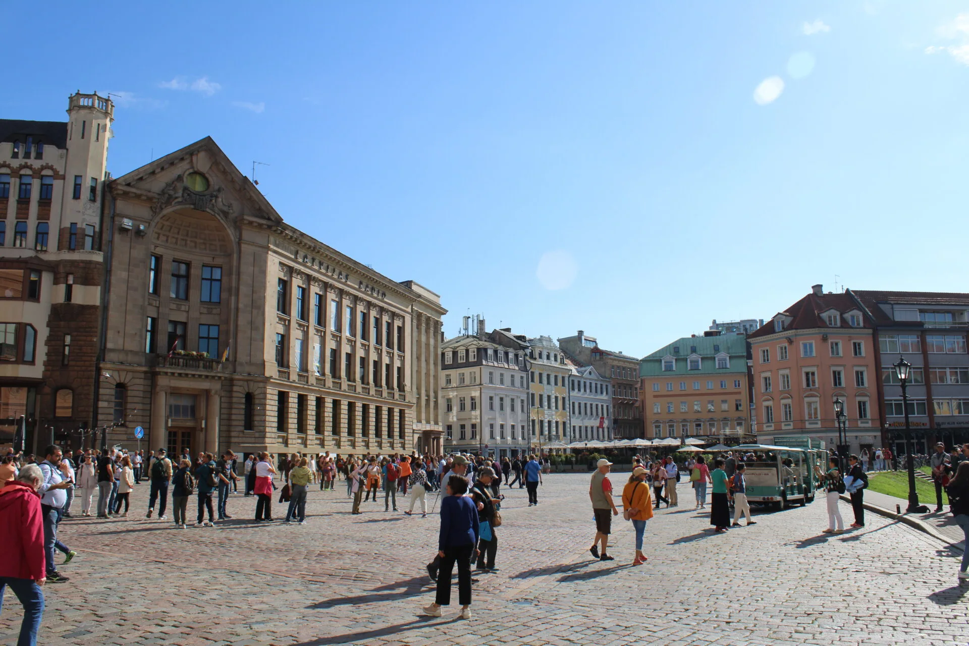 Der belebte Domshof von Riga