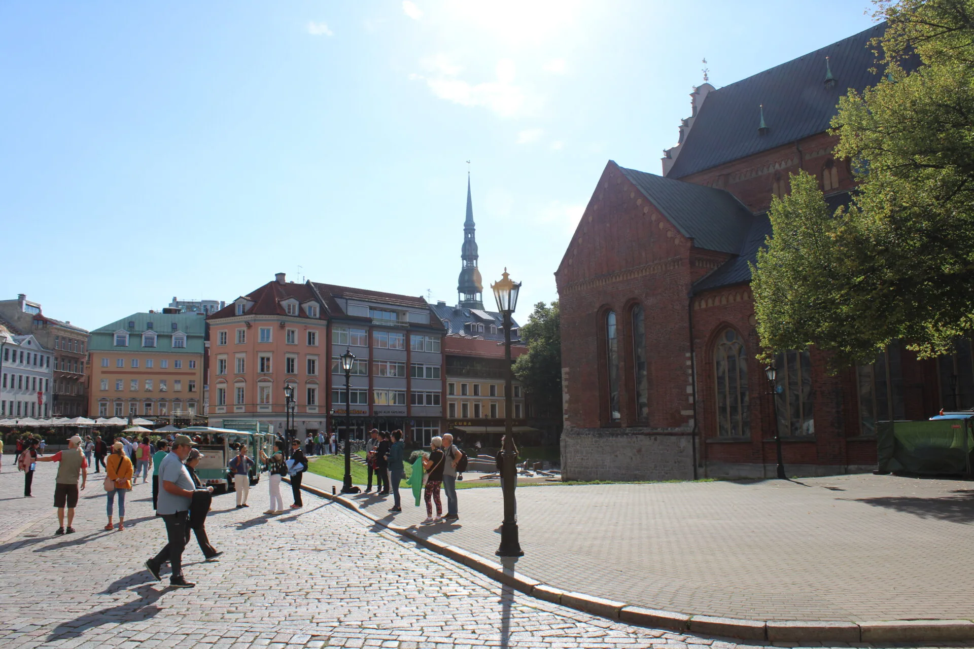 Die Petrikirche in Riga im Hintergrund des Doms zu Riga