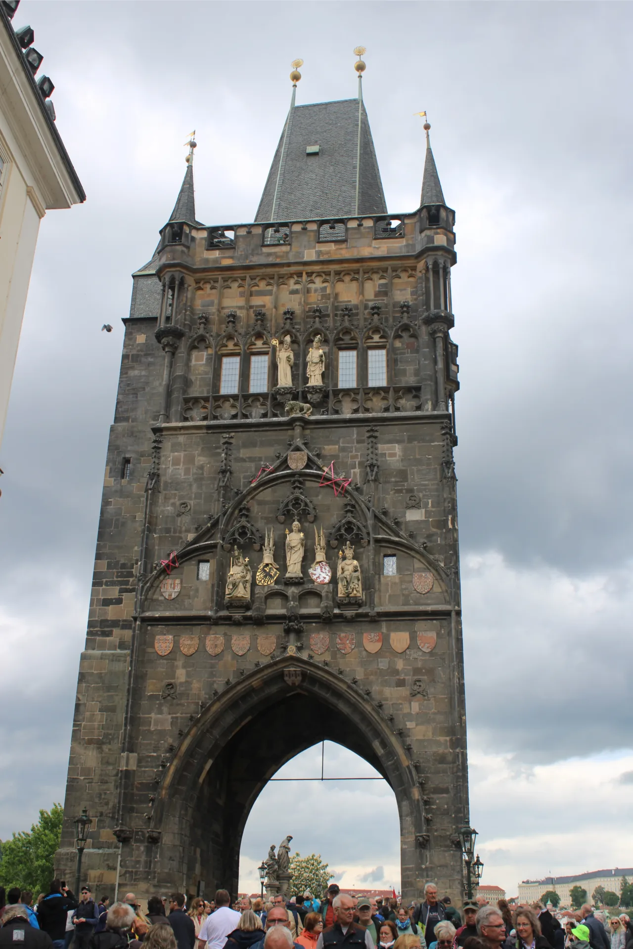 Tor am Brückenkopf der Prager Karlsbrücke.