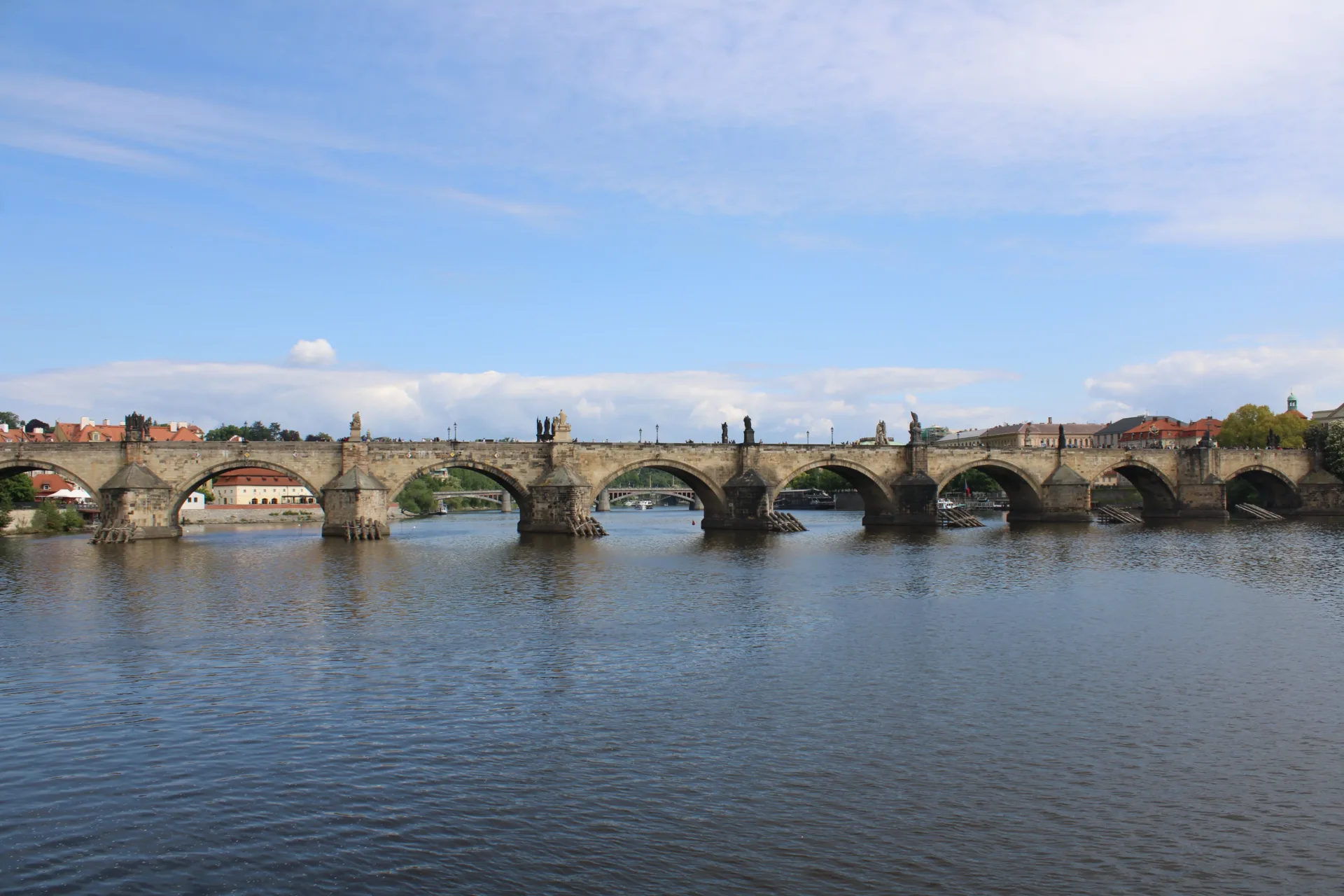 Blick auf die Prager Karlsbrücke von der Moldau aus.