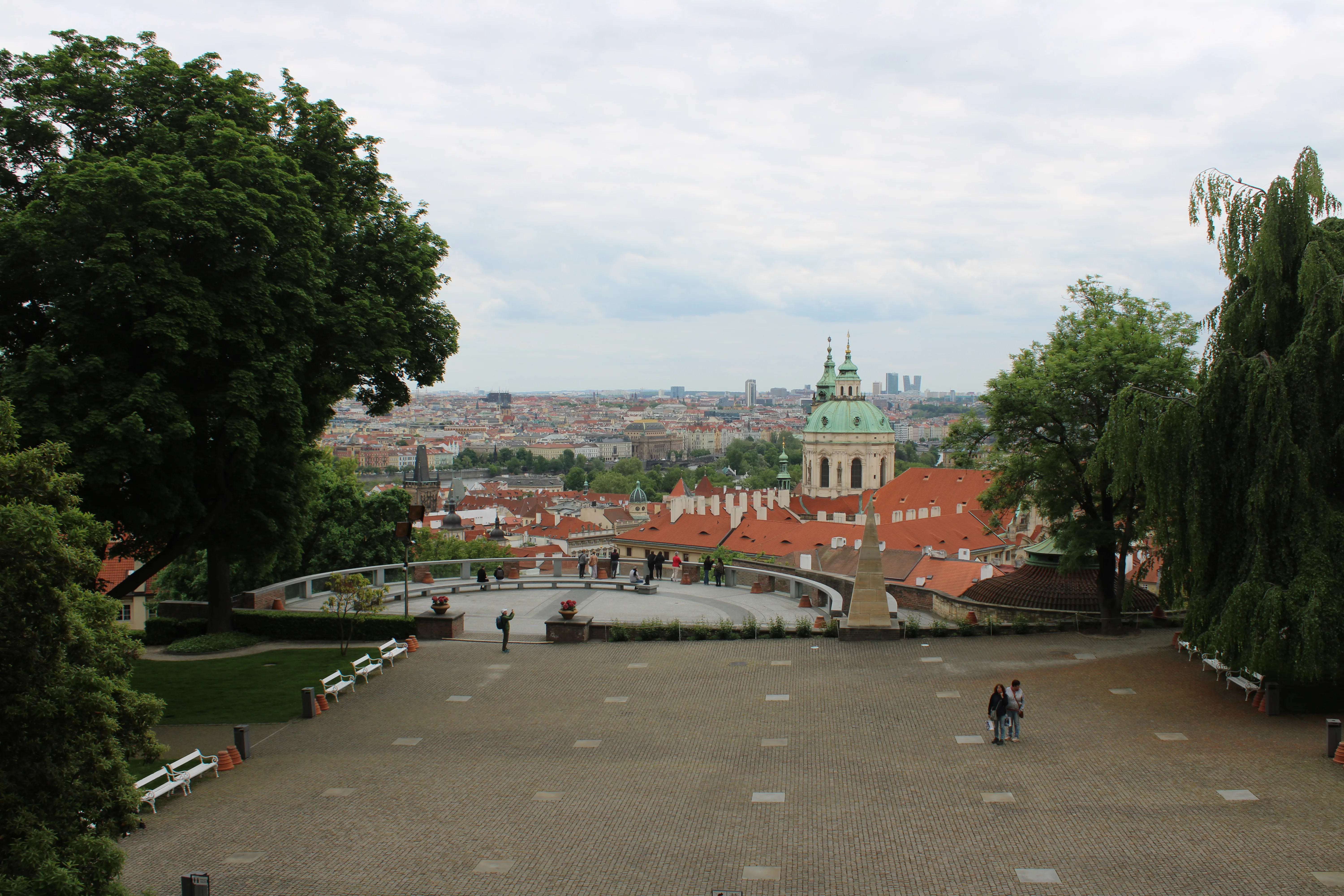 Der Platz bei der Prager Burg unterhalb des Fensters mit herrlichen Panorama über Prag.