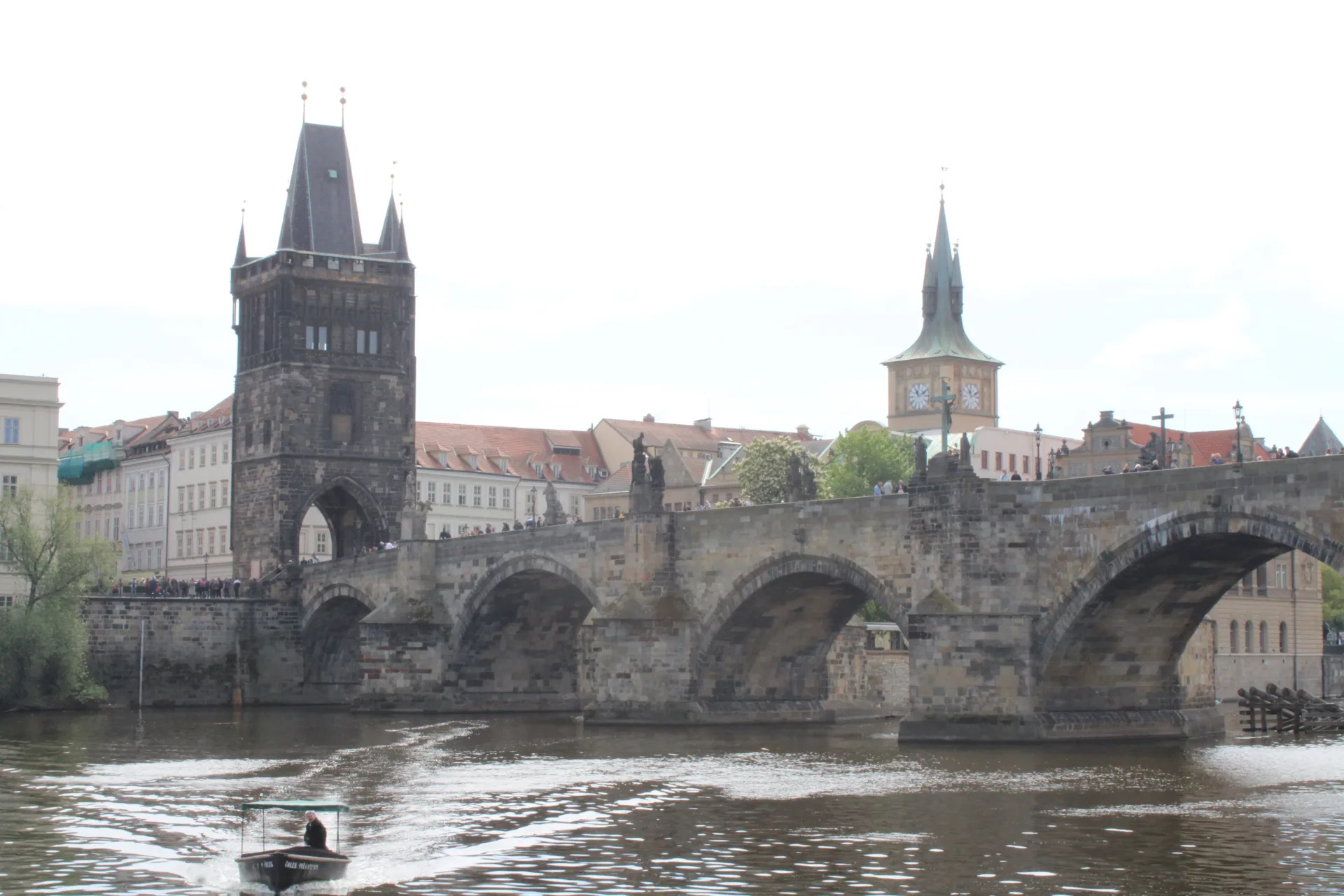 Die Prager Karlsbrücke mit Brückentor von der Moldau aus.