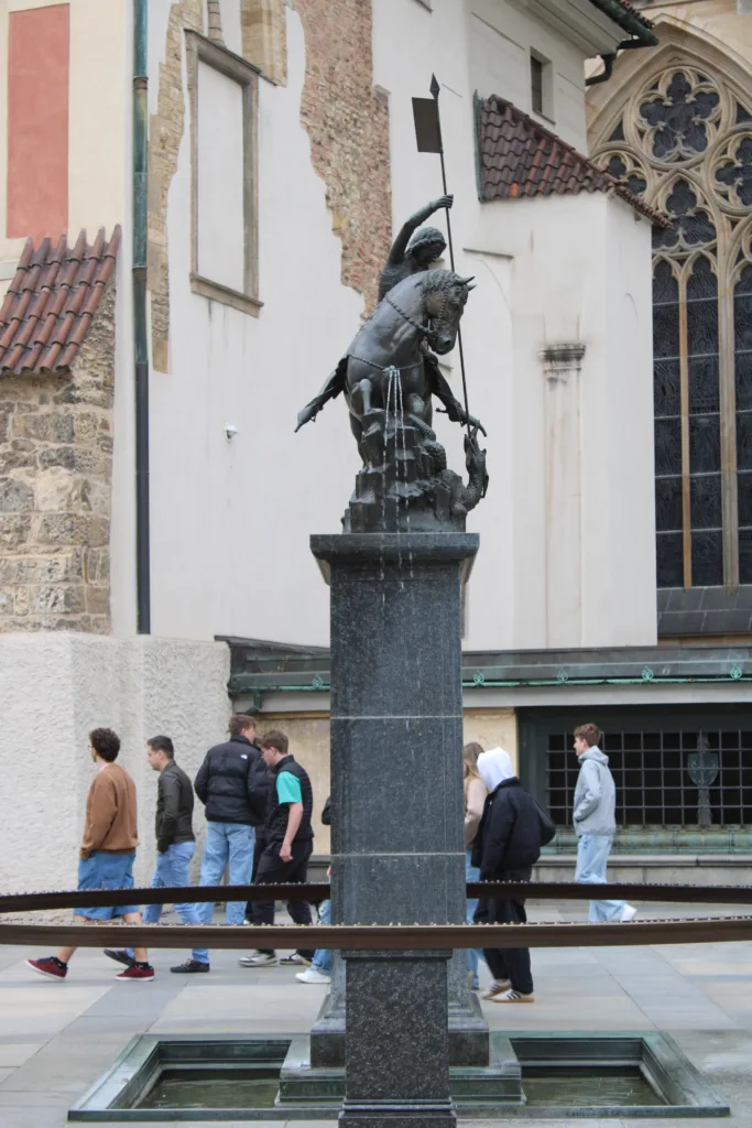 Kleine Reiterstatue neben der Kathedrale