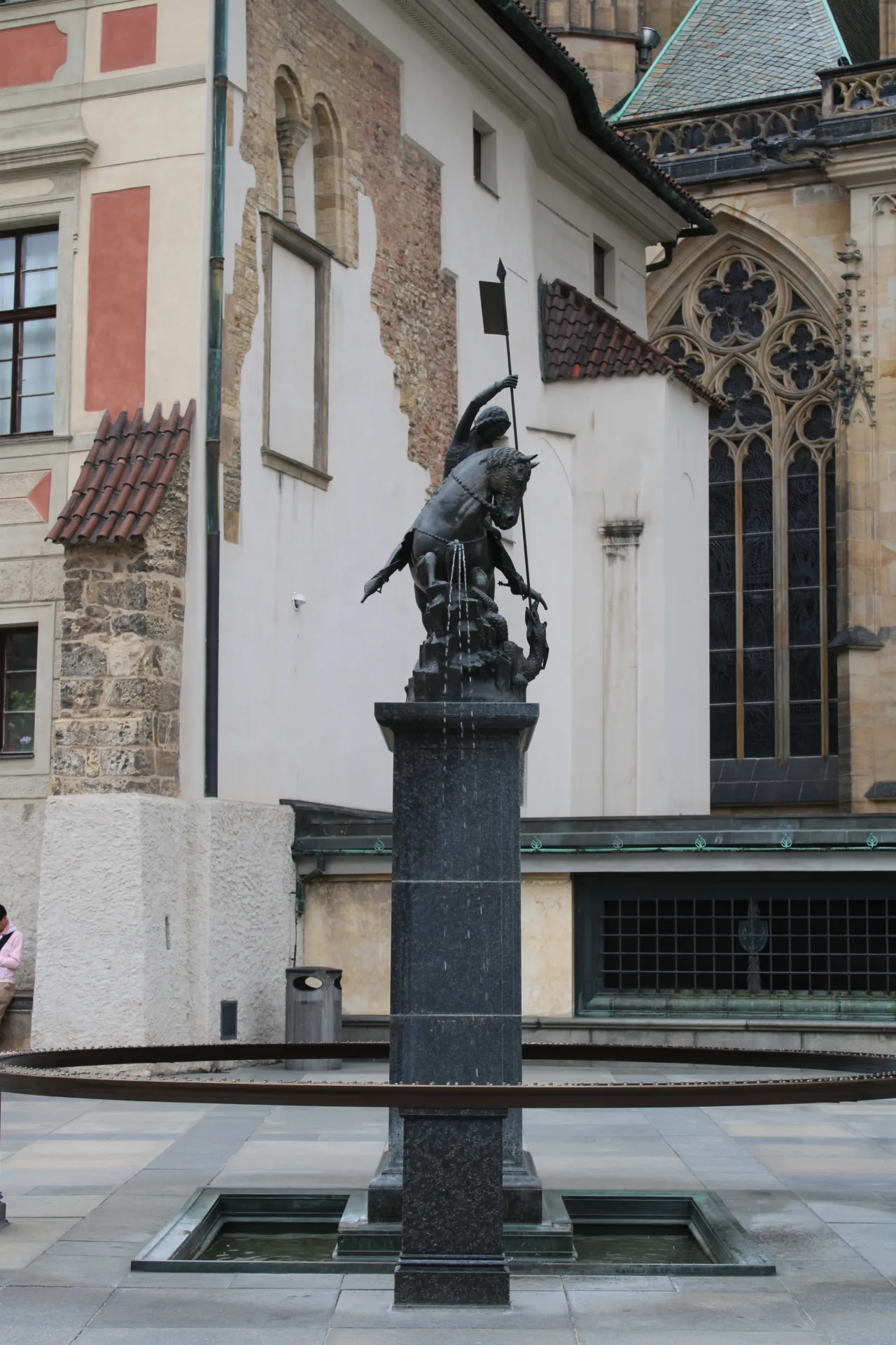 Die kleine Statue im inneren der Burg zeigt direkt auf den Eingang zum Bereich des Fensters.