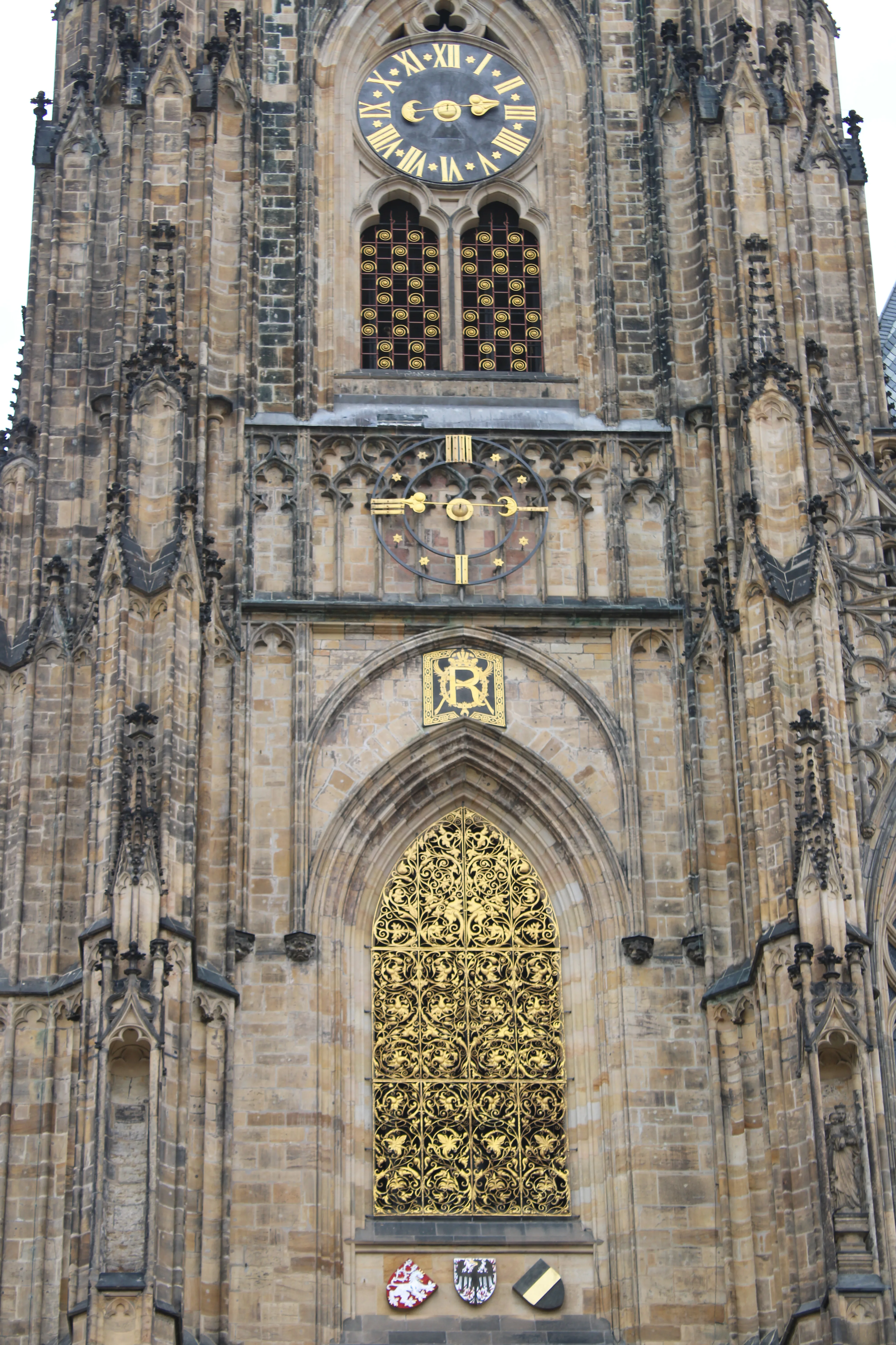Wappen und Uhren an der St. Veit Kathedrale